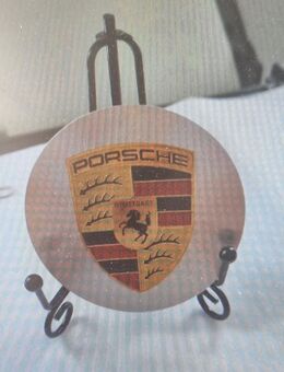 Originale Porsche Radnaben Abdeckung auf einem Mini Staffelei - Wedel
