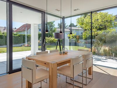 Exklusive Architekten-Villa mit großem Garten. In absolut ruhiger Lage.