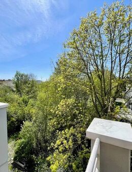 Niemand über Ihnen - Südwest-Balkon mit Ausblick und Tiefgaragenstellplatz - saubere Anlage - Flörsheim (Main)