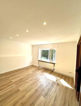 Moderne, nahezu kernsanierte 4-Zimmer-Wohnung mit zwei Bädern, Garage und flexiblem Nutzungskonzept - Roth (Bayern)