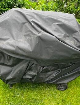 Gas-Gartengrill El Fuego mit gebrauchter Gasflasche und einer neuen ganz vollen Gasflasche als Ersatz - Köln