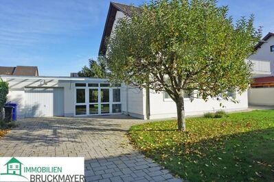 Großes Haus mit großem Garten