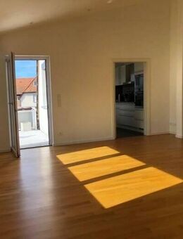 Lauf - Außergewöhnlich ausgestattete, großzügige, lichtdurchfl. 3Zi.-Dachterrassenwohnung mit EBK, Tageslichtbad,Gäste WC u. 2 Kfz.Stellplätzen - Lauf (Pegnitz)