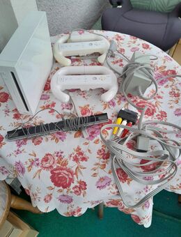 Nintendo Wii mit 18 Spielen , 2 Lenkräder ,2Spieleschläger und einen 32 Zoll TV - Ravensburg