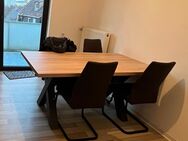 Neuwertiger Tisch mit Eichenplatte und Stühle - Völklingen