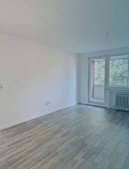 Frisch renovierte 3-Zimmer-Wohnung mit BALKON und modernem TAGESLICHTBAD - Emden