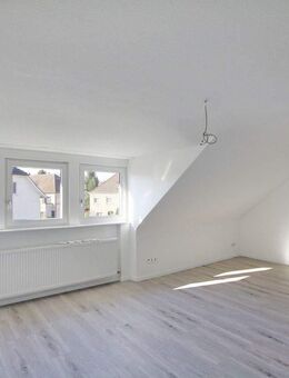 Sofort bezugsfrei! Moderne & helle DG-Wohnung in Toplage - Ludwigsburg