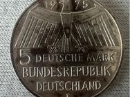 Zum 50. Jubeljahr eine 5 DM Silber-Gedenkmünze von 1975 - Münster (Hessen)