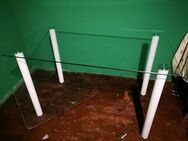 Glas-Tisch mit weißen Füßen - Wutha-Farnroda