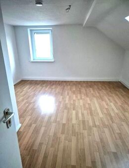 Renovierte 2,5-Zimmer-Dachgeschosswohnung - Höchstadt (Aisch)