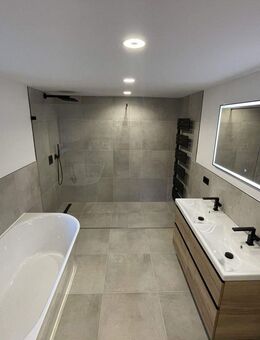 Hochwertige 3-Zimmer-Souterrain-Wohnung mit Terrasse, Garten und 2 Stellplätzen - Herzogenaurach