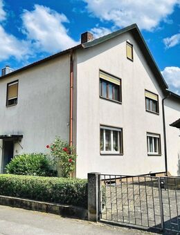 Ihr neues Zuhause im altstadtnahen Grün... gepflegtes 1-2 Familienhaus (DHH) mit Keller, 3 Balkone, Garage u. sonnigem Garten - Zeil (Main)