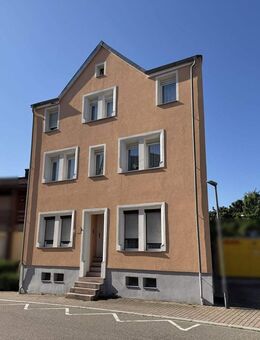 Ideal für zwei Generationen: Modernisiertes 2-Familienhaus mit Garage & Carport in Birkenfeld - Birkenfeld (Baden-Württemberg)