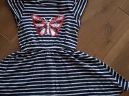 Mädchen Kleidung: Sommerkleid mit Schmetterling aus Pailletten, dunkelblau weiß gestreift, von STOP+GO - Eichstätt