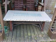 Gartentisch aus Holz mit Tischplatte aus Fliesen und Mosaik - Sonsbeck