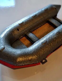 Schlauchboot L: 97mm B:45mm 2teilig aus weißem Kunststoff Fotos zeigen montiertes Modell für Fotozwecke - Düsseldorf