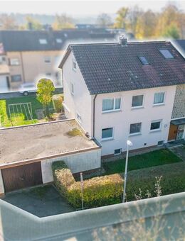 Doppelhaushälfte mit zwei separaten Wohnungen, Solarfeld und weitläufigem Garten - Schönaich