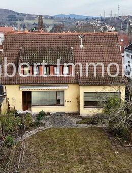 Freistehendes 1-Familien-Haus mit großem Grundstück und Entwicklungspotenzial in Niedernhausen - Niedernhausen