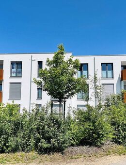 Wohnen im stadtnahen Grün! Neuwertige 2 Zimmer-Komforteigentumswohnung mit Aufzug, Einbauküche, Südbalkon, Keller und Garage - Haßfurt
