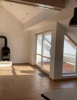 Lichtdurchflutete DG-Wohnung mit Galerie, Loggia & Carport - Niedernberg