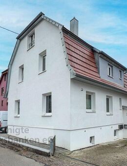 Schönes Zweifamilienhaus im Ortskern mit Garten ! - Eningen (Achalm)