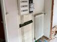 Elektriker arbeiten im Haus in 21680