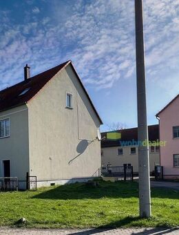 Hübsche Single Wohnung in Borna-Neukirchen - Tageslichtbad mit Dusche, kleine EBK - Borna