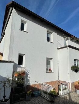 Charmantes Wohnhaus mit Garage und schönem Hof - Sulzbach (Main)