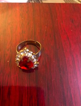 Ring mit Rotestein zu verschenken in Dresden oder Versand - Dresden