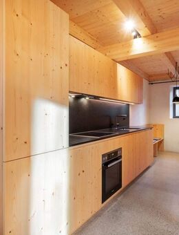 Tradition neu interpretiert: 3,5-Zimmer-Maisonette-Wohnung in historischem Bauernhaus - München