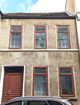 Kleines Stadthaus - sanierungsbedürftig, mit kleinem Grundstück im Herzen von Wismar - Wismar