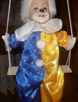 Großer Harlekin Clown Puppe auf Schaukel sitzend Top Deko - Amberg