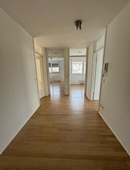 Gut geschnittene 4 Zimmer Wohnung mit großer Terrasse - Stuttgart