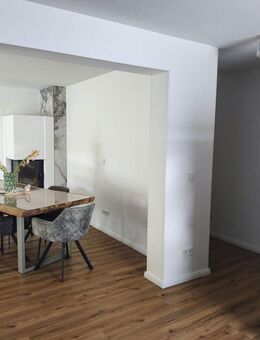 Lichtdurchflutete Wohnung mit Garage, Kamin und eigenem Garten im freistehendem Haus - Hilden