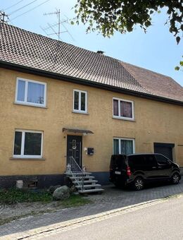 Großes Grundstück, schöne Lage, neue Einbauküche, 2 große Garagen, warten auf den letzten Schliff. - Krauchenwies