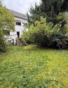 1-2 Familienhaus Wohnhaus mit Entwicklungsmöglichkeiten in 66787 Hostenbach - Wadgassen