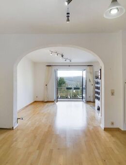 Gepflegte, bezugsfreie, sonnige Haushälfte mit idyllischer Gartenlage - Sulzbach (Saar)