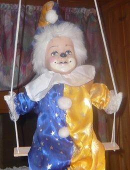 Großer Harlekin Clown Puppe auf Schaukel sitzend Top Deko - Amberg