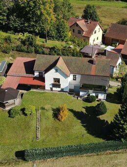 Freistehendes Einfamilienhaus mit zwei Garagen - Sankt Kilian