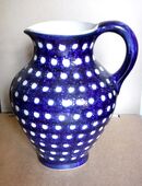 blauer Henkelkrug mit weißen Punkten, Vase, Karaffe in 01099