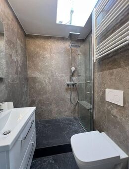 Frisch renoviertes Penthouse mit rundum Balkon, 2 Bäder & Aufzug - Meerbusch
