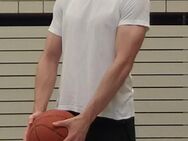 Großer / Sportlicher Basketballer / 29 / 1.94m sucht jemanden zum kuscheln und sex - Hannover Misburg-Anderten