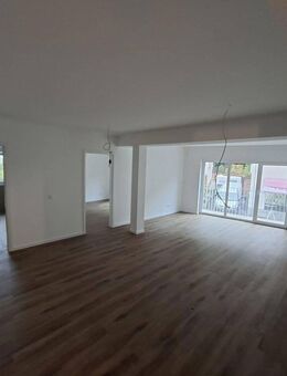 Erstbezug! 3 Zimmer Wohnung, Einbauküche, Tageslichtbad (Badewanne), Gäste WC, Balkon, Stellplatz - Leidersbach