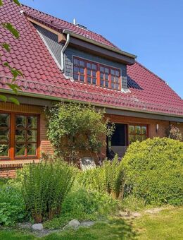 Wohnidylle pur – Großzügiges Einfamilienhaus in gepflegter Parklandschaft samt Baugrundstück - Ostenfeld (Husum)