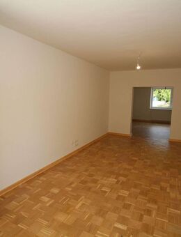 Vier- bis Fünf-Zimmerwohnung in Hochparterre mit Balkon - Lüneburg