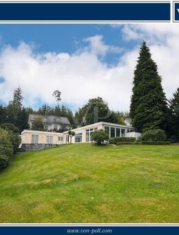 Parkähnliches Anwesen idyllisch im Grünen mit sanierungsfähigem Bungalow, 3 Garagen und Poolhaus - Schmitten