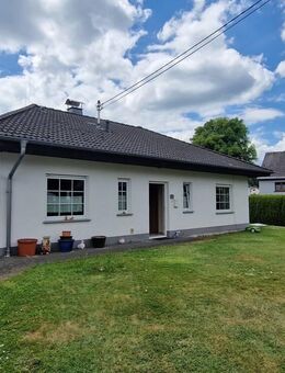 Ebenerdiger Bungalow mit 2 Garagen und pflegeleichtem Grundstück! - Bellingen