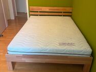 Fast neues Bett mit Kopfteil, Lattenrost und Matratze zu verkaufen - München