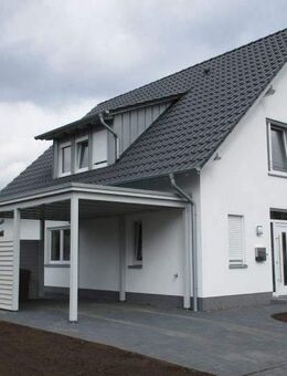 Separater Eingang: Wohnung im modernen Zweifamilienhaus mit Carport, Geräteraum und Terrassenüberdachung mit LED! - Herzlake