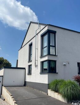 **Stilvolle, moderne DHH mit hochwertiger Einbauküche und Garage in Remscheid-Süd** - Remscheid